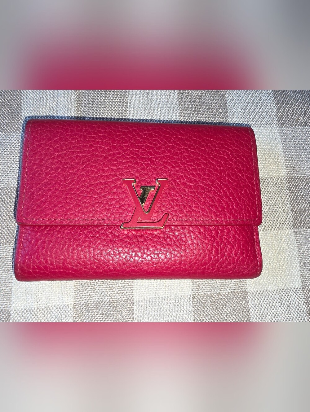 Pre-loved Louis Vuitton Red Pebbled Leather Capucines Compact Wallet